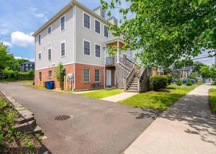 Gorgeous Waterfront 3 Bedroom, 1.5 Bathroom Unit.