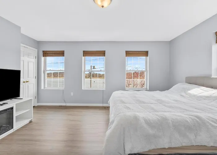 Gorgeous Waterfront 3 Bedroom, 1.5 Bathroom Unit.