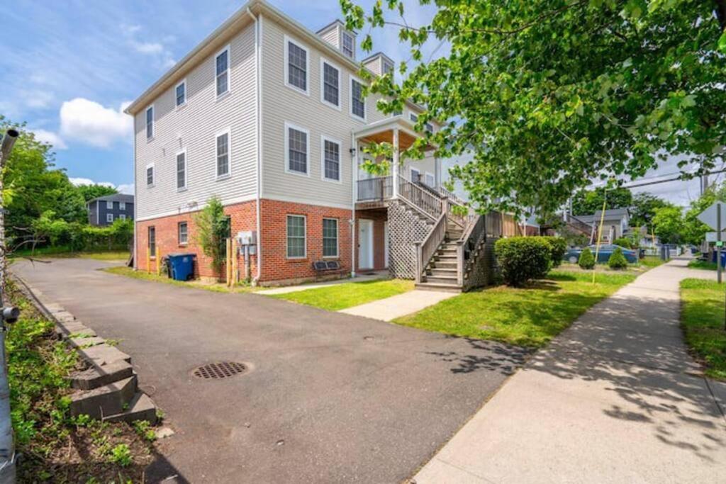 Gorgeous Waterfront 3 Bedroom, 1.5 Bathroom Unit. * New Haven