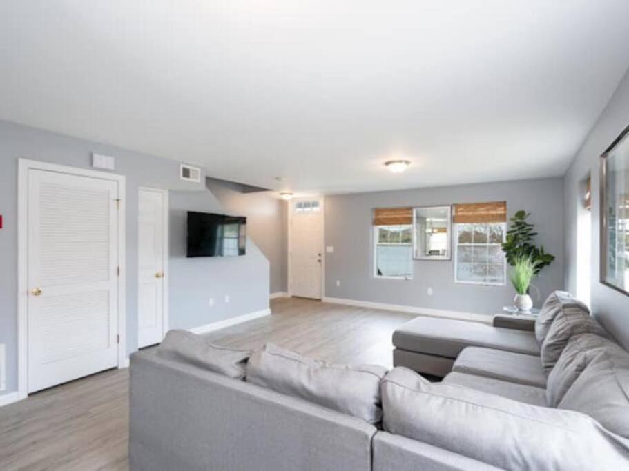 Gorgeous Waterfront 3 Bedroom, 1.5 Bathroom Unit. Appartement New Haven