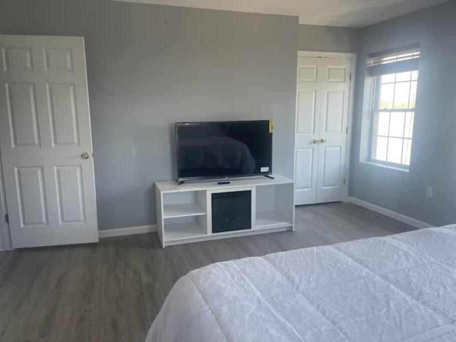 Gorgeous Waterfront 3 Bedroom, 1.5 Bathroom Unit. *