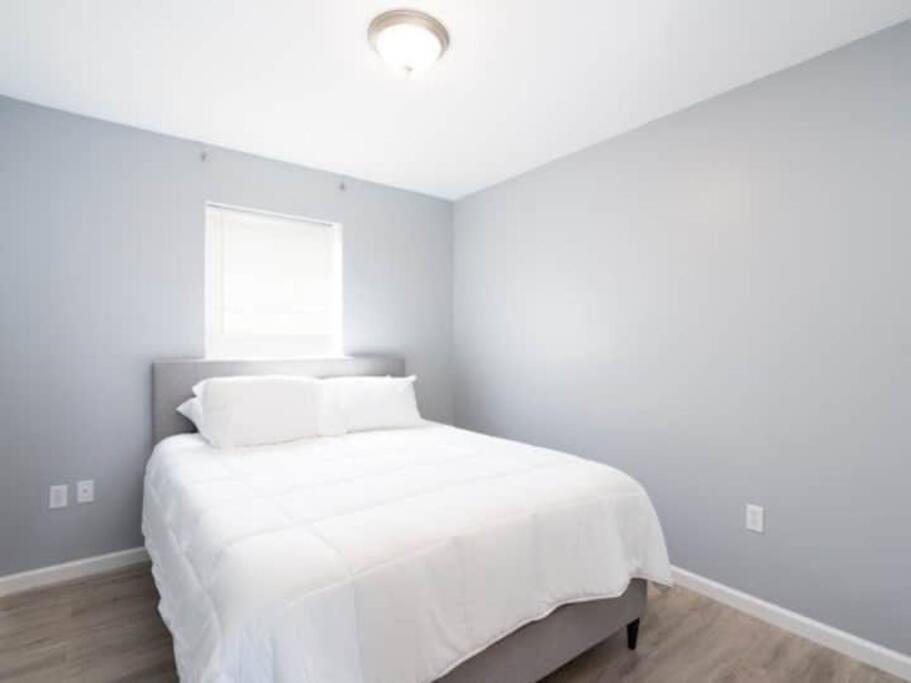 Gorgeous Waterfront 3 Bedroom, 1.5 Bathroom Unit. *