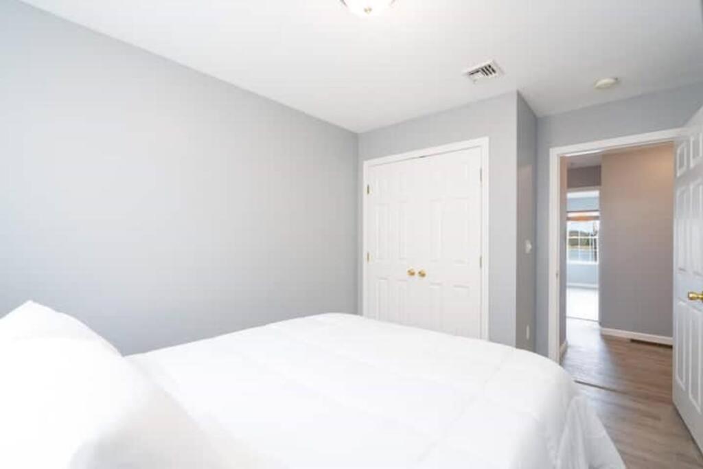 Gorgeous Waterfront 3 Bedroom, 1.5 Bathroom Unit. Appartement