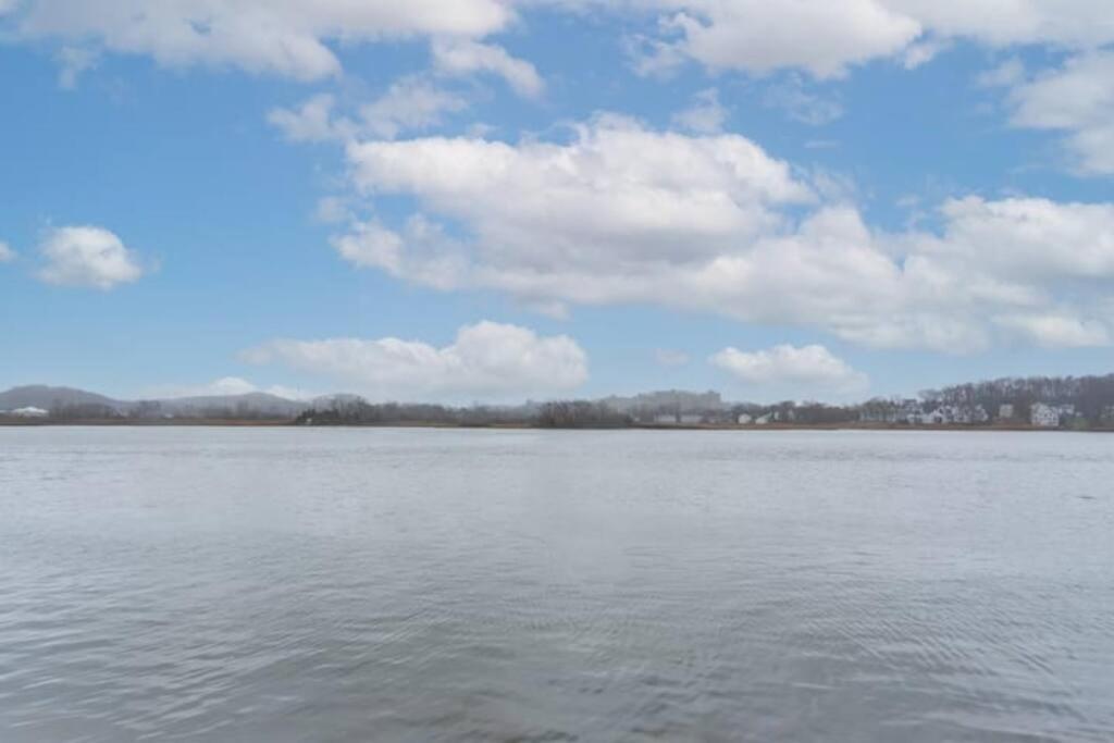 Gorgeous Waterfront 3 Bedroom, 1.5 Bathroom Unit.