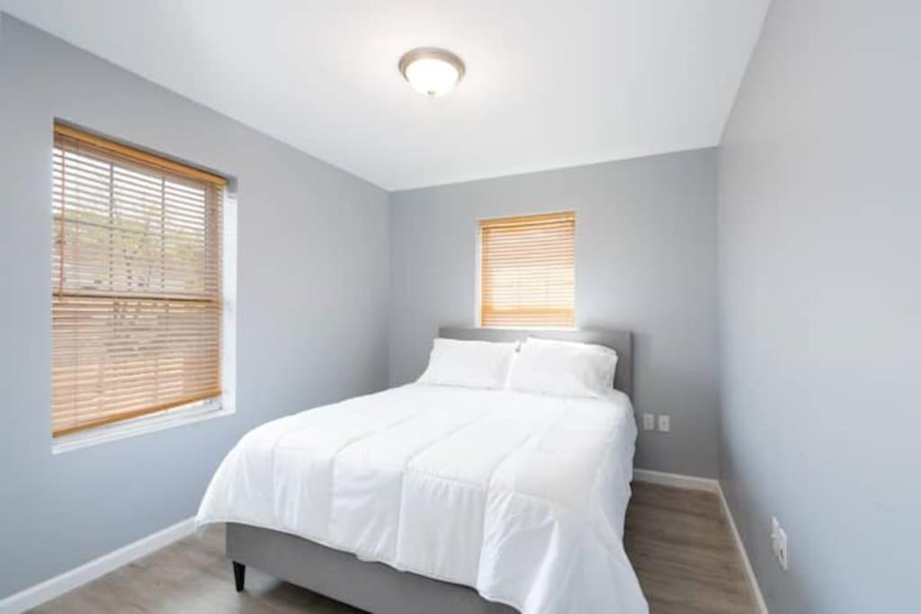 Gorgeous Waterfront 3 Bedroom, 1.5 Bathroom Unit. *
