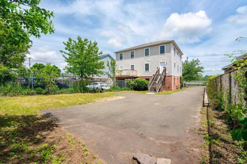 Gorgeous Waterfront 3 Bedroom, 1.5 Bathroom Unit. Appartement