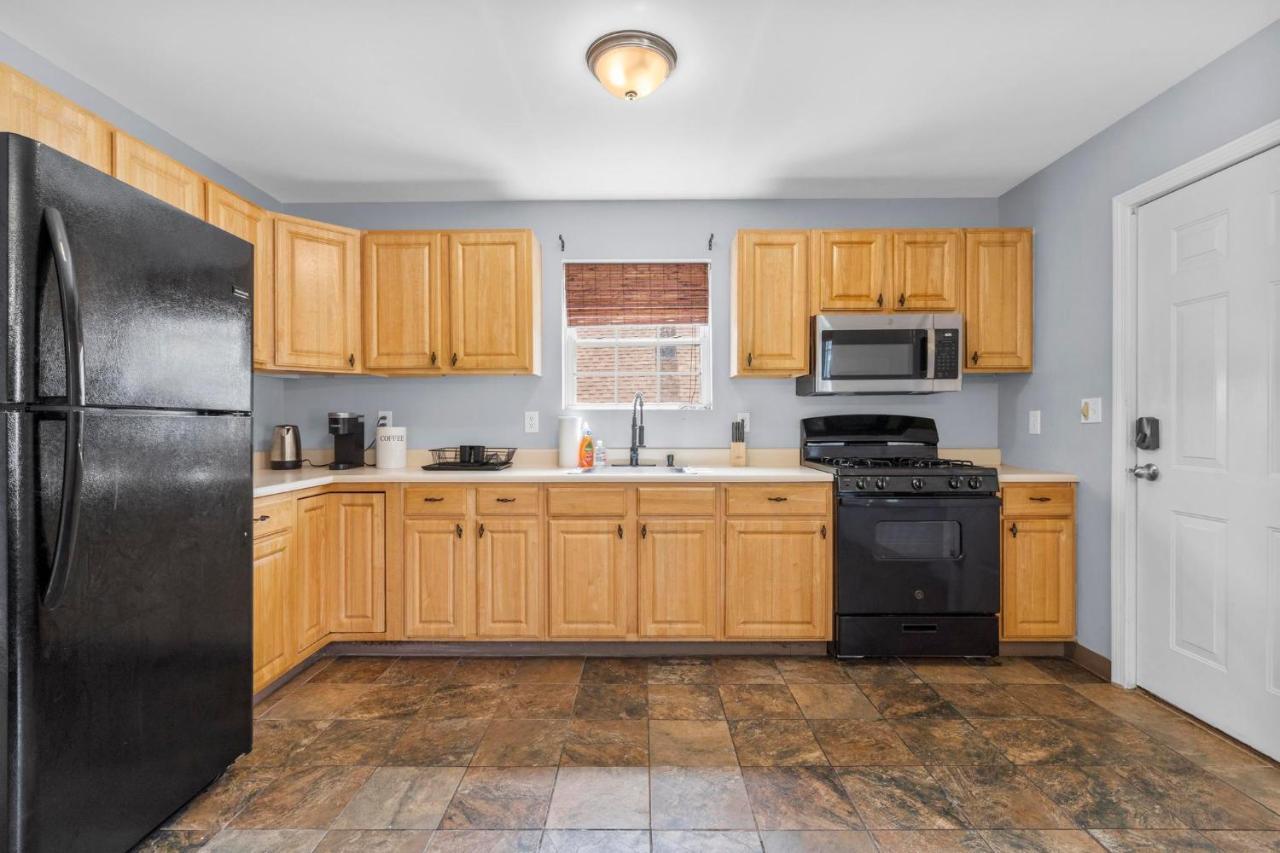 Gorgeous Waterfront 3 Bedroom, 1.5 Bathroom Unit. * New Haven