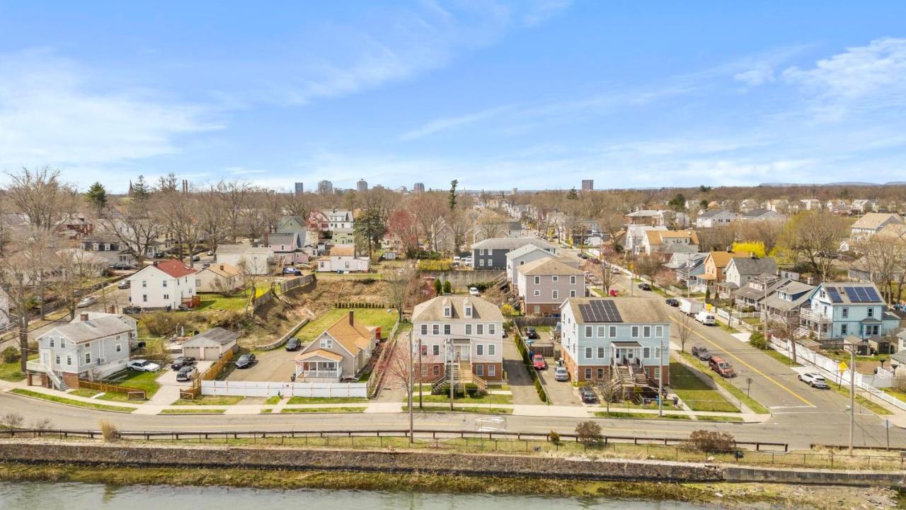 Gorgeous Waterfront 3 Bedroom, 1.5 Bathroom Unit. *