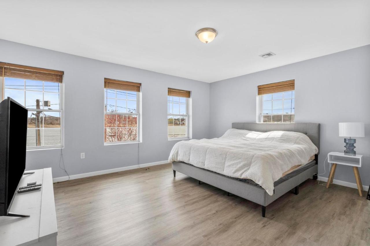 Gorgeous Waterfront 3 Bedroom, 1.5 Bathroom Unit. Appartement *
