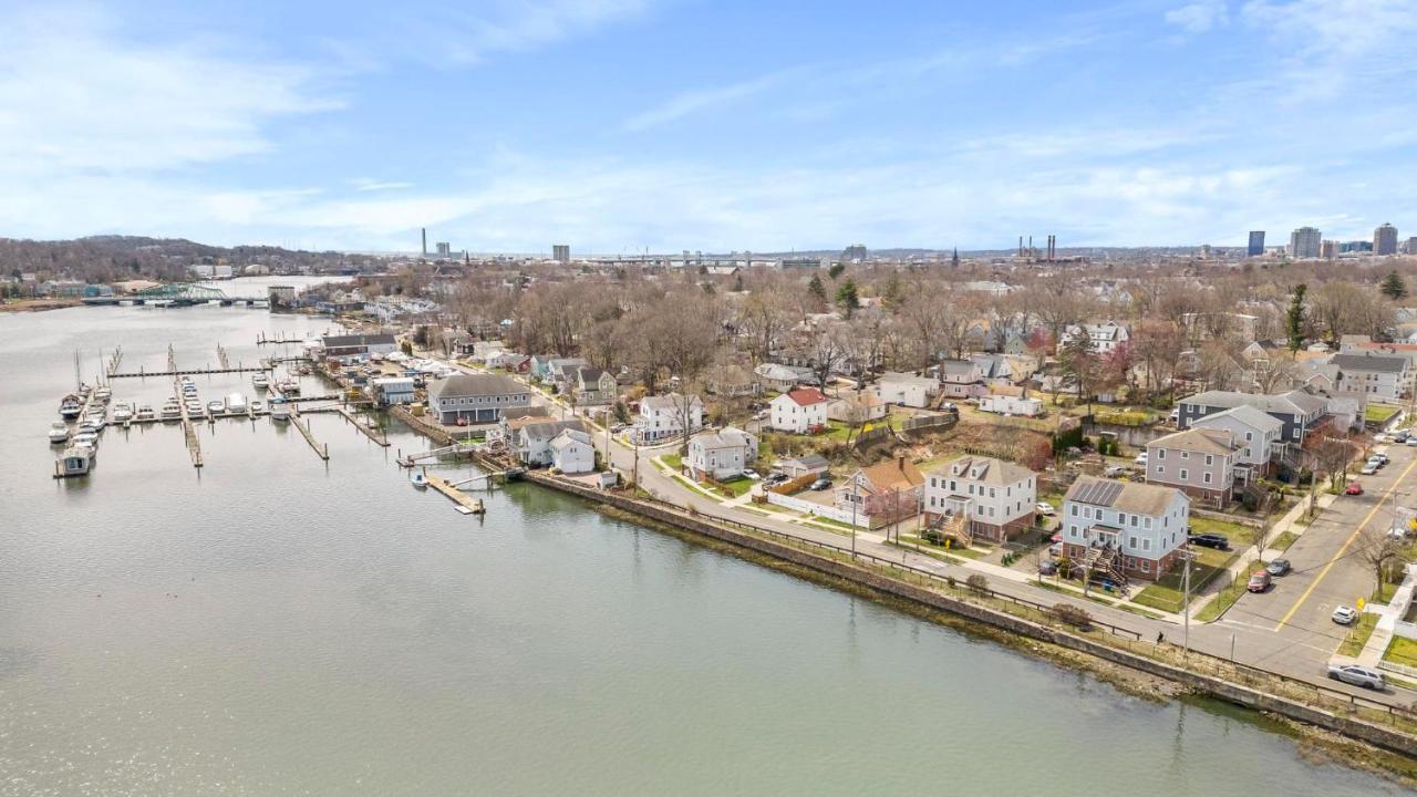 Gorgeous Waterfront 3 Bedroom, 1.5 Bathroom Unit. *